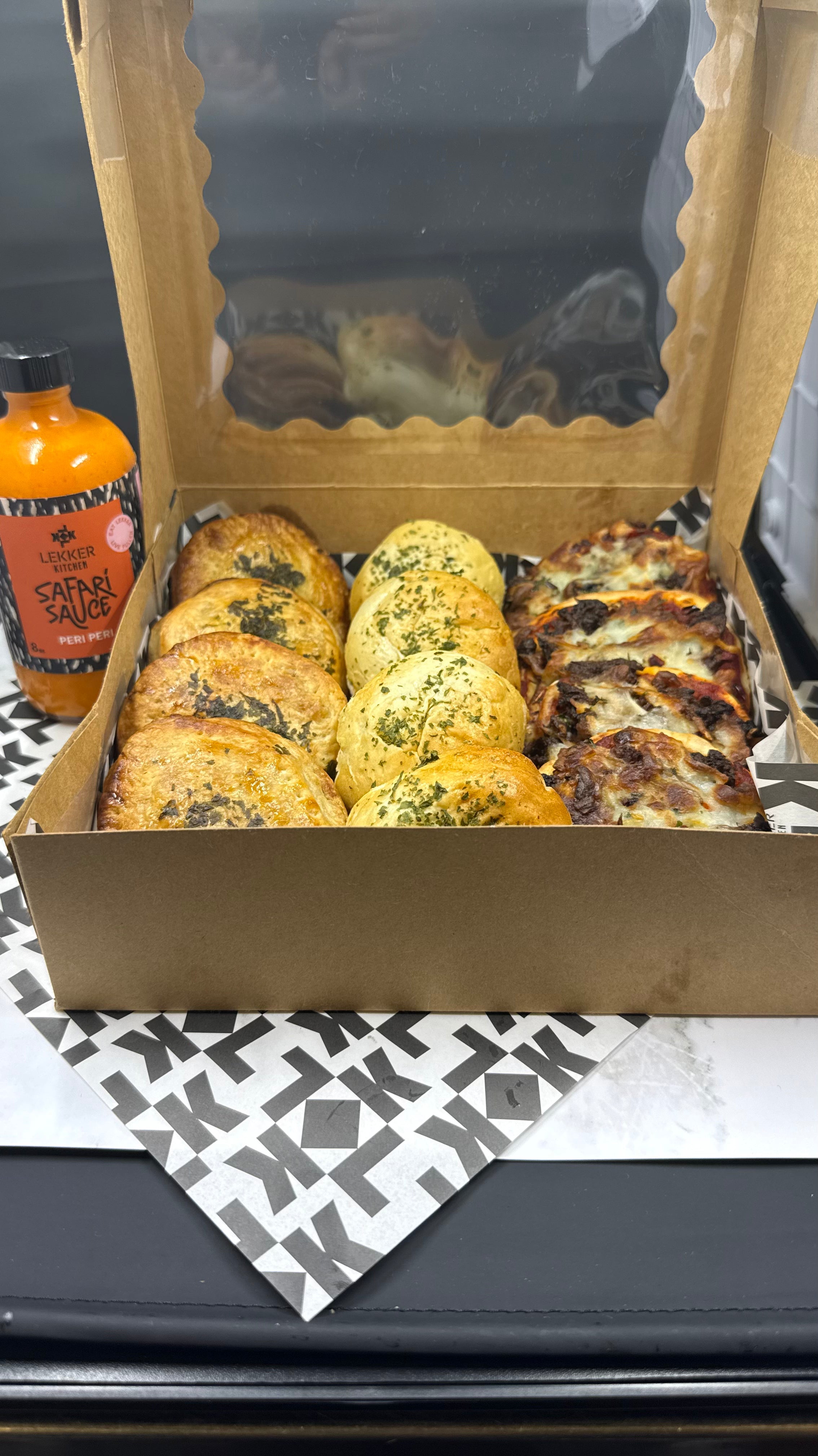 Savoury Box (4 mini pies, 4 mini pizzas, 4 meat filled buns)